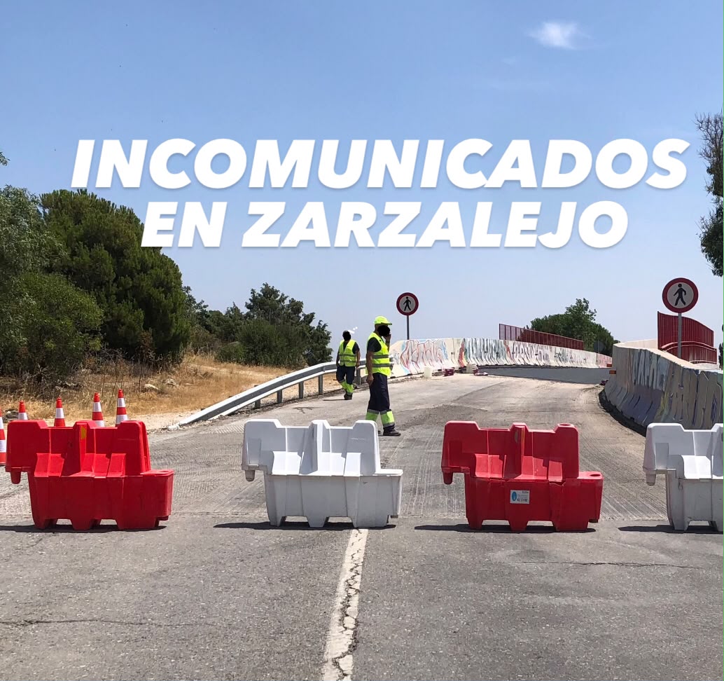 Puente de acceso a la Estación de Zarzalejo cortado con barreras y personal trabajando